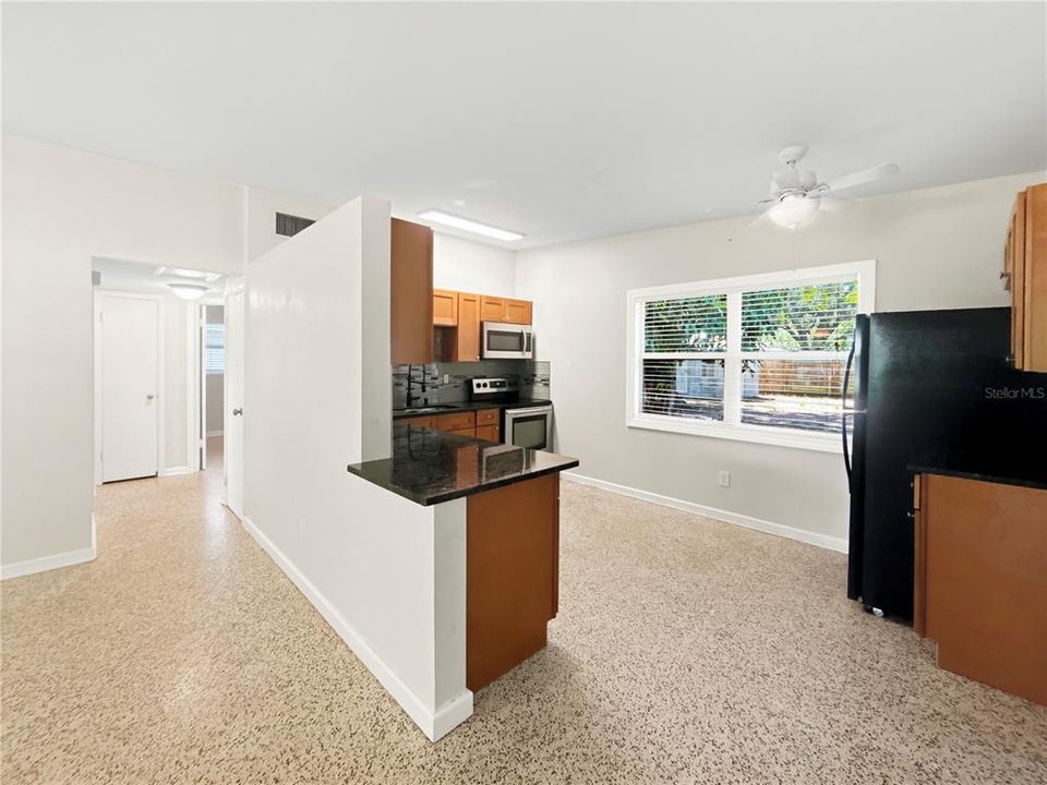 For Rent: $1,950 (2 beds, 1 baths, 825 Square Feet)