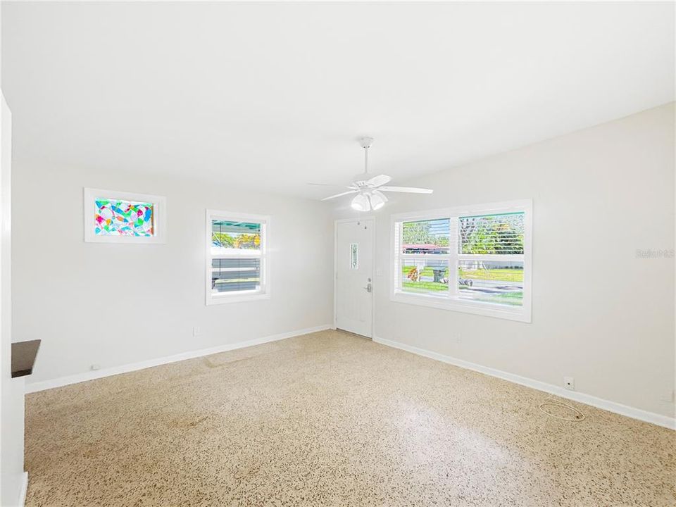 For Rent: $1,950 (2 beds, 1 baths, 825 Square Feet)