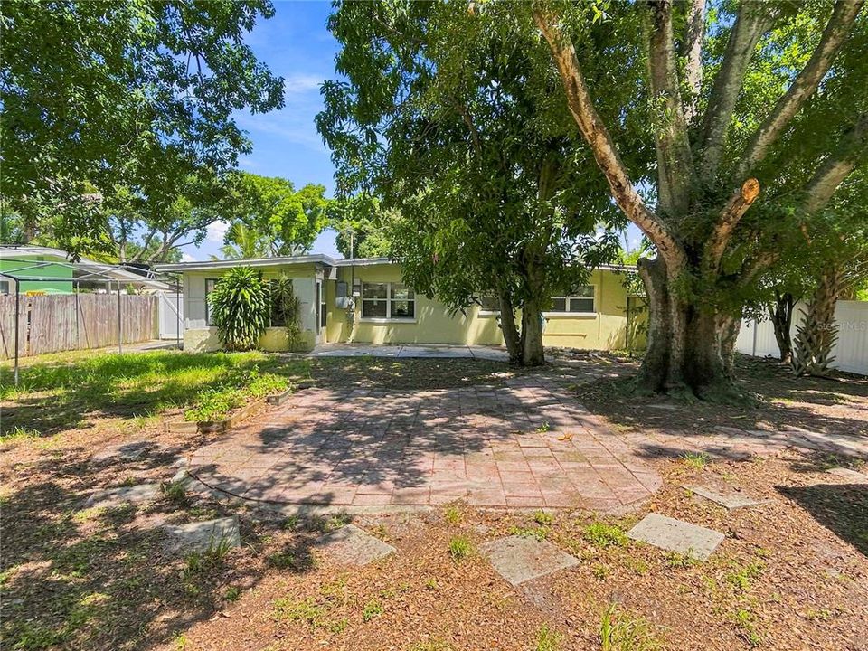 For Rent: $1,950 (2 beds, 1 baths, 825 Square Feet)
