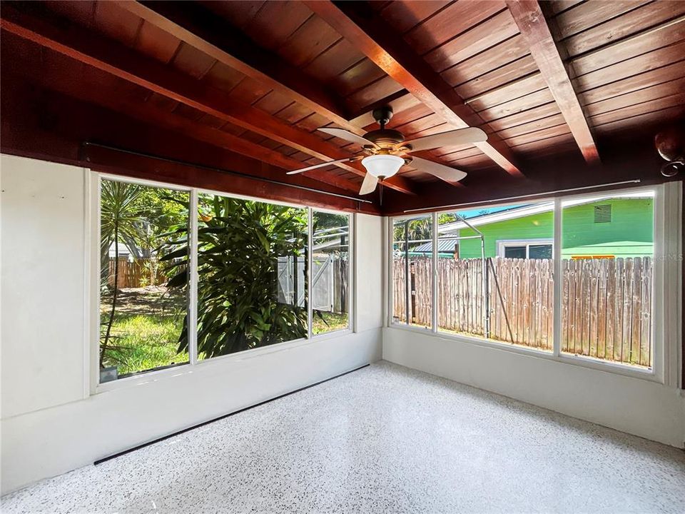 For Rent: $1,950 (2 beds, 1 baths, 825 Square Feet)