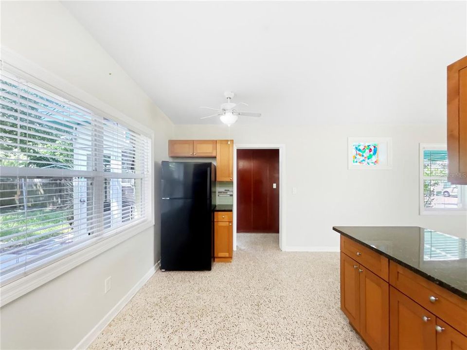 For Rent: $1,950 (2 beds, 1 baths, 825 Square Feet)