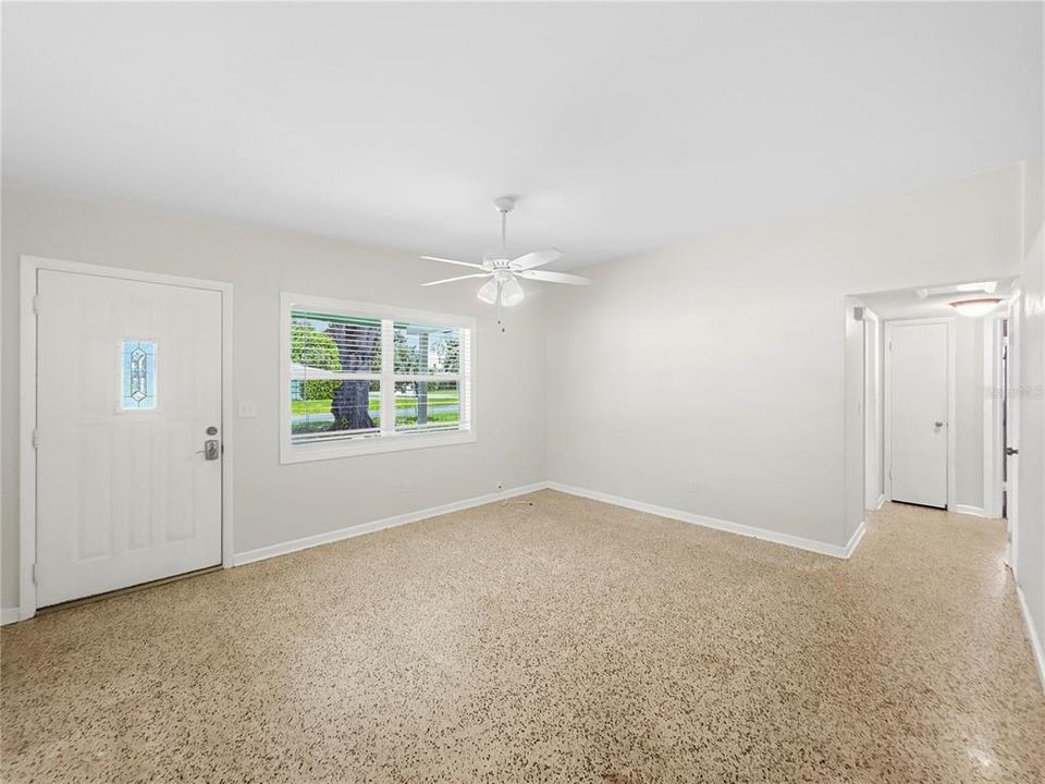 For Rent: $1,950 (2 beds, 1 baths, 825 Square Feet)