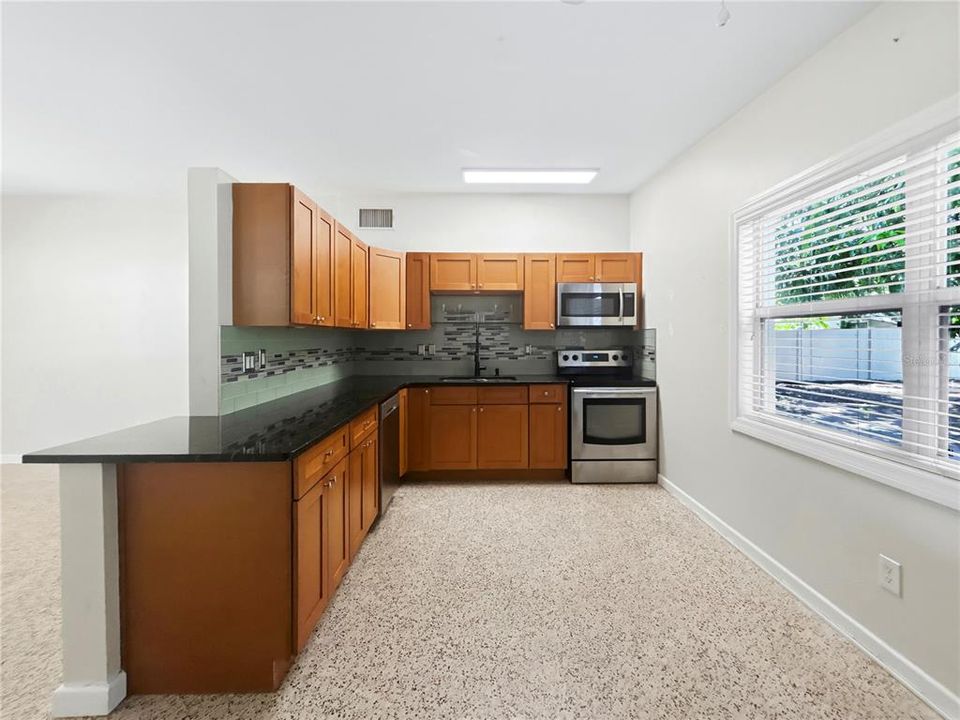 For Rent: $1,950 (2 beds, 1 baths, 825 Square Feet)