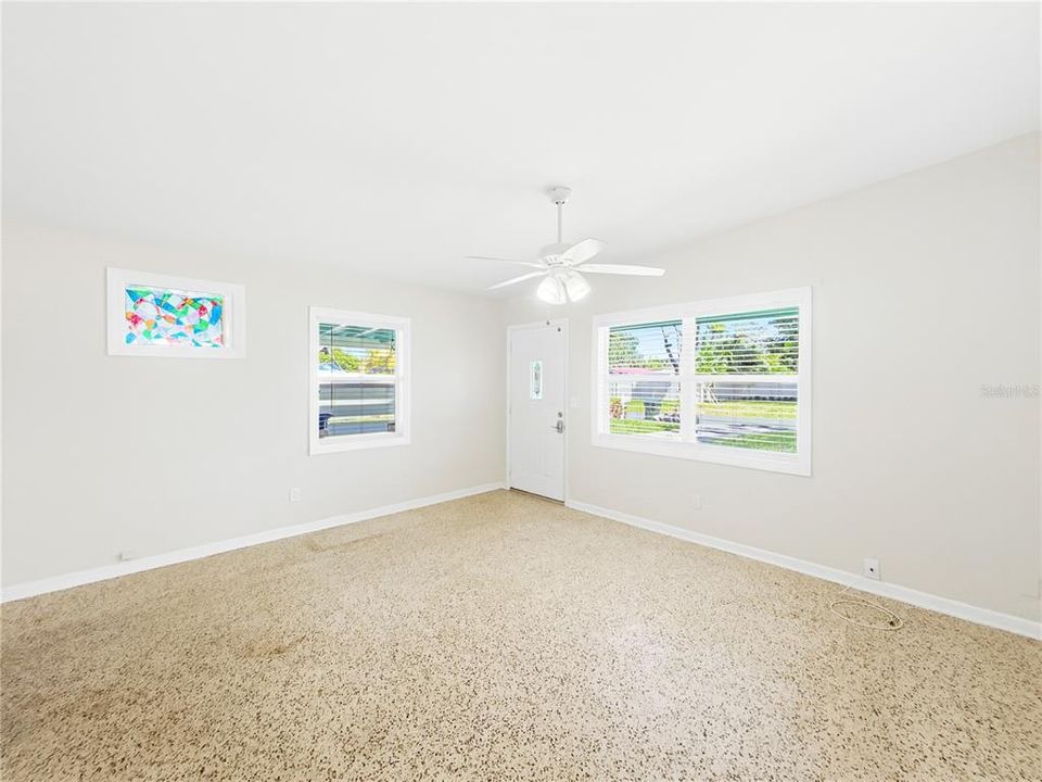 For Rent: $1,950 (2 beds, 1 baths, 825 Square Feet)