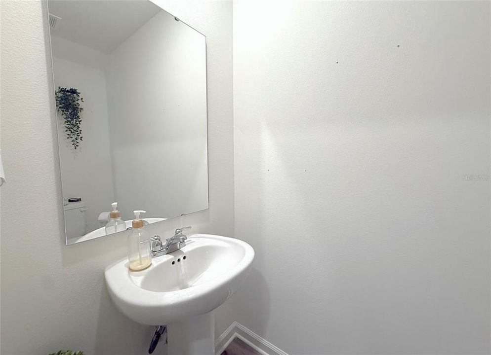 For Rent: $2,300 (4 beds, 2 baths, 1981 Square Feet)