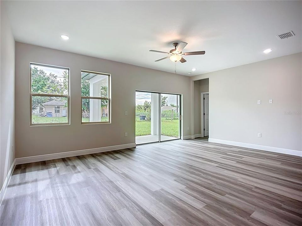 На продажу: $349,900 (4 спален, 2 ванн, 1810 Квадратных фут)