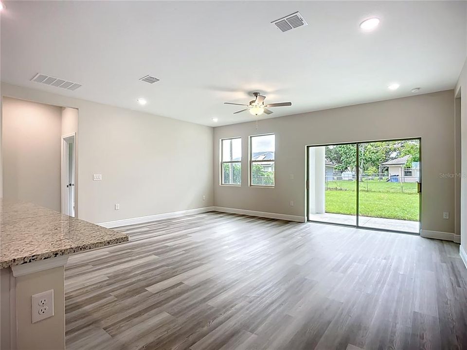 На продажу: $349,900 (4 спален, 2 ванн, 1810 Квадратных фут)
