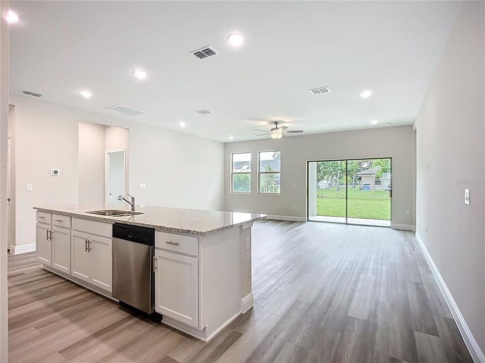 На продажу: $349,900 (4 спален, 2 ванн, 1810 Квадратных фут)