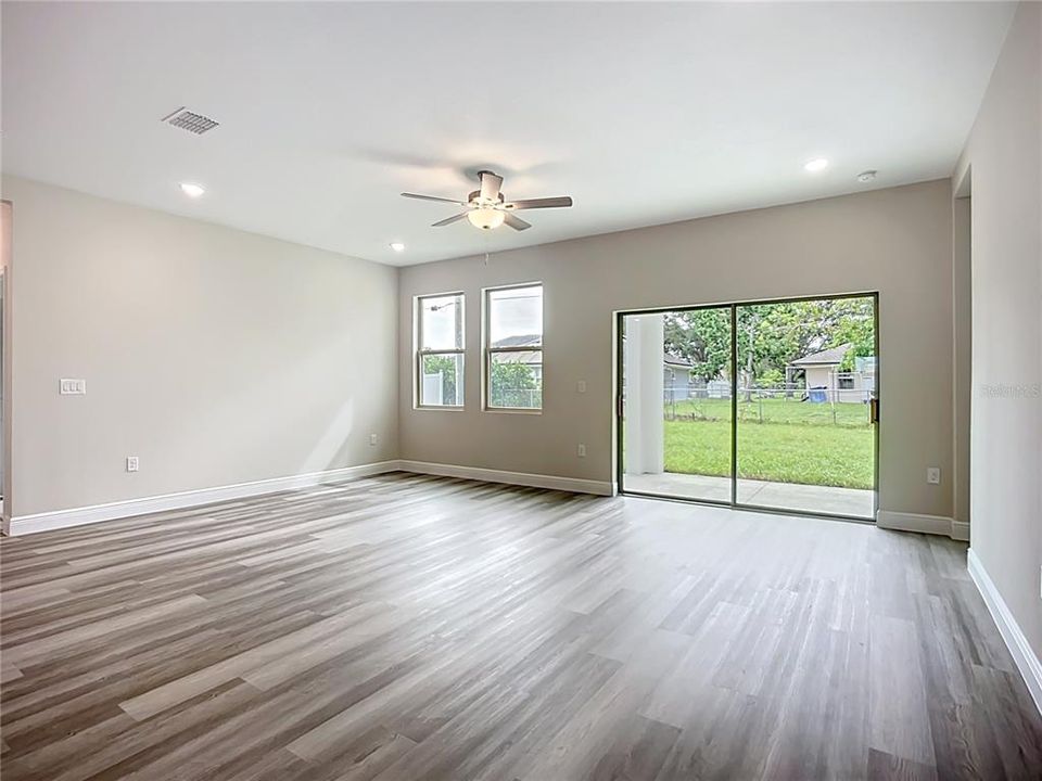 На продажу: $349,900 (4 спален, 2 ванн, 1810 Квадратных фут)
