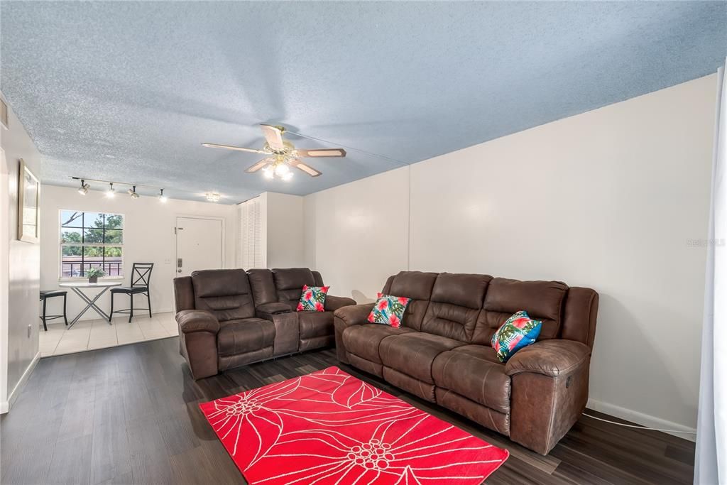 For Sale: $154,900 (1 beds, 1 baths, 784 Square Feet)