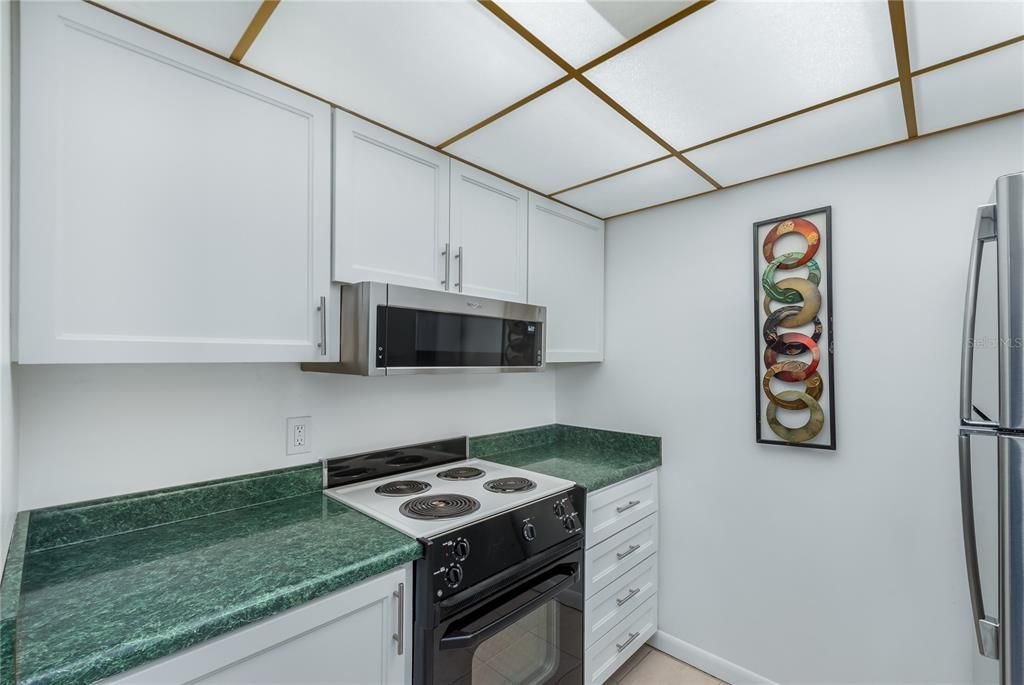 For Sale: $154,900 (1 beds, 1 baths, 784 Square Feet)