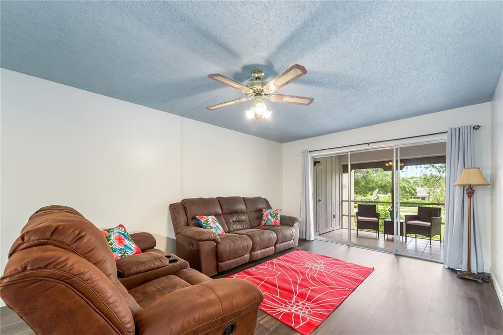 For Sale: $154,900 (1 beds, 1 baths, 784 Square Feet)