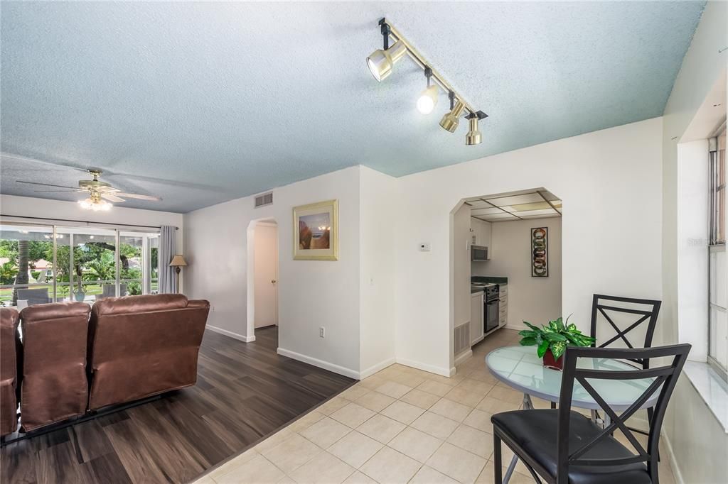 For Sale: $154,900 (1 beds, 1 baths, 784 Square Feet)