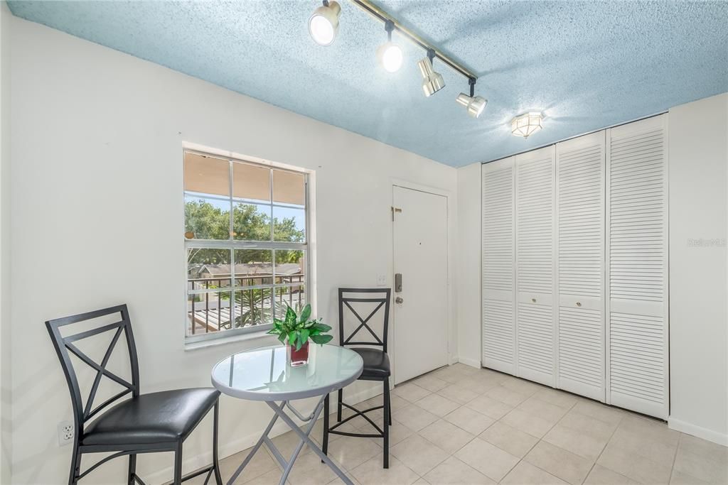 For Sale: $154,900 (1 beds, 1 baths, 784 Square Feet)
