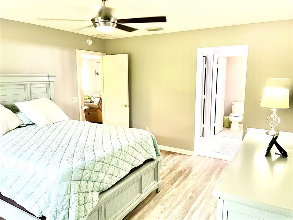 For Sale: $259,000 (2 beds, 2 baths, 1198 Square Feet)
