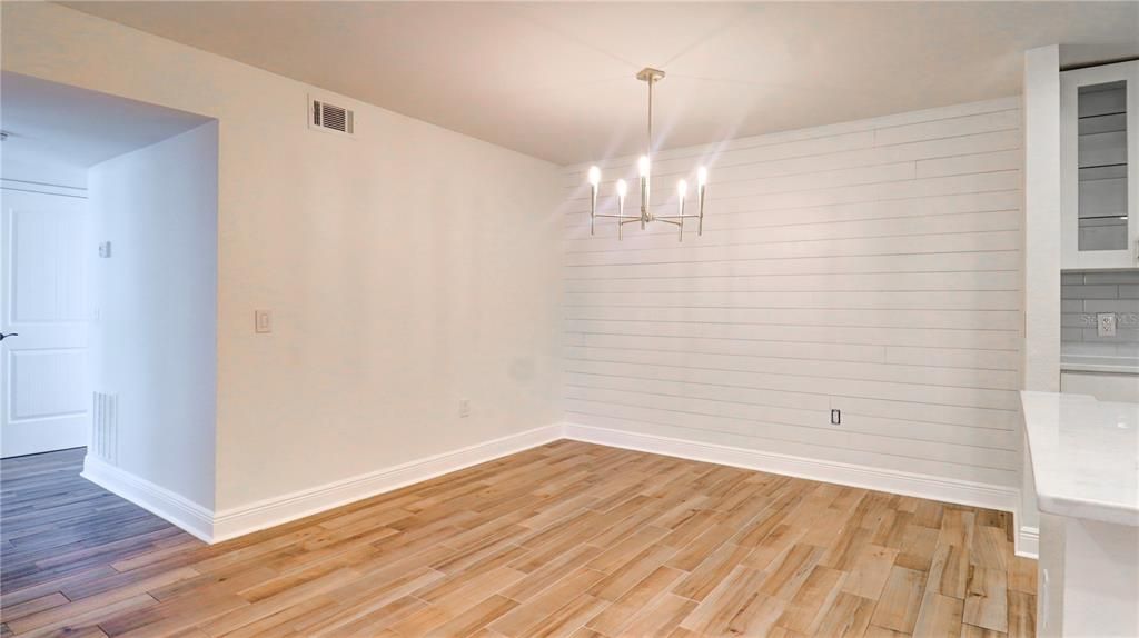 For Rent: $1,400 (2 beds, 1 baths, 1051 Square Feet)