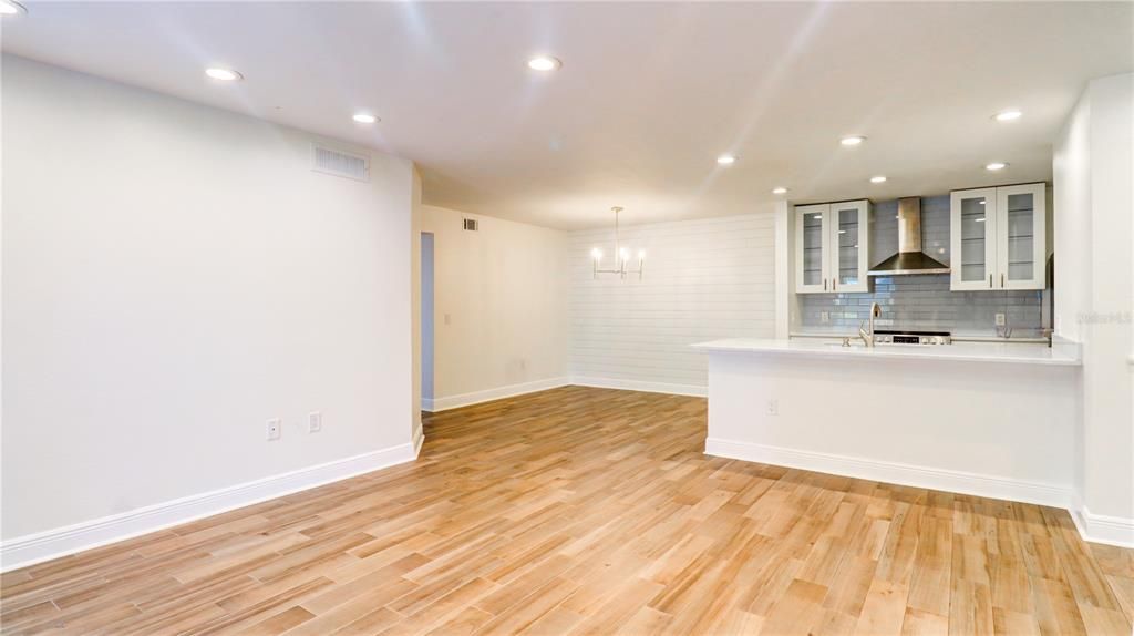 For Rent: $1,400 (2 beds, 1 baths, 1051 Square Feet)