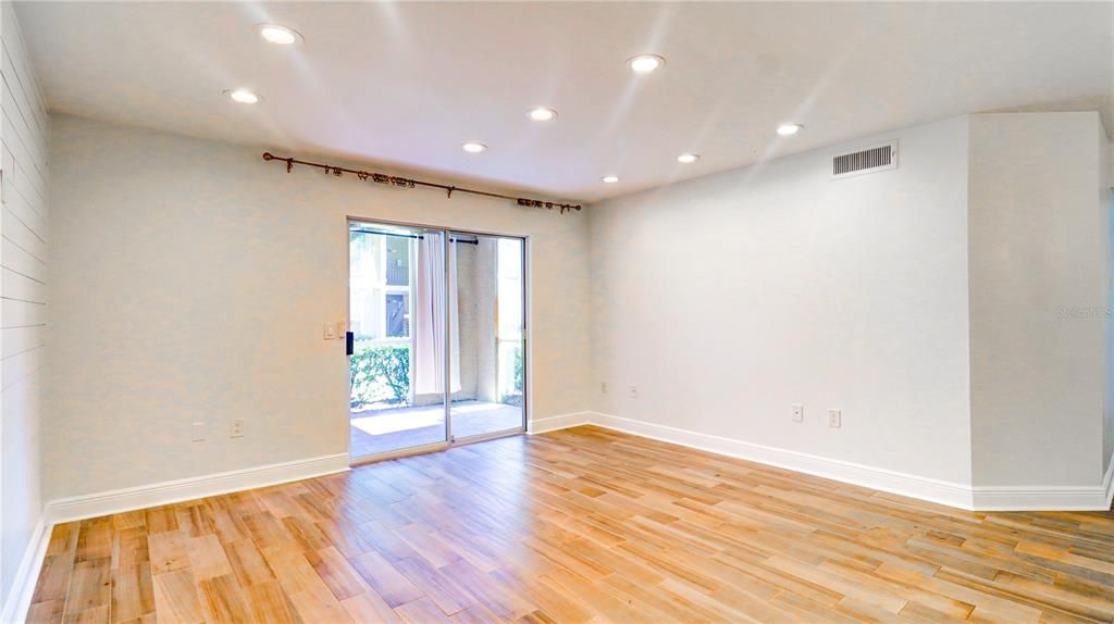 For Rent: $1,400 (2 beds, 1 baths, 1051 Square Feet)