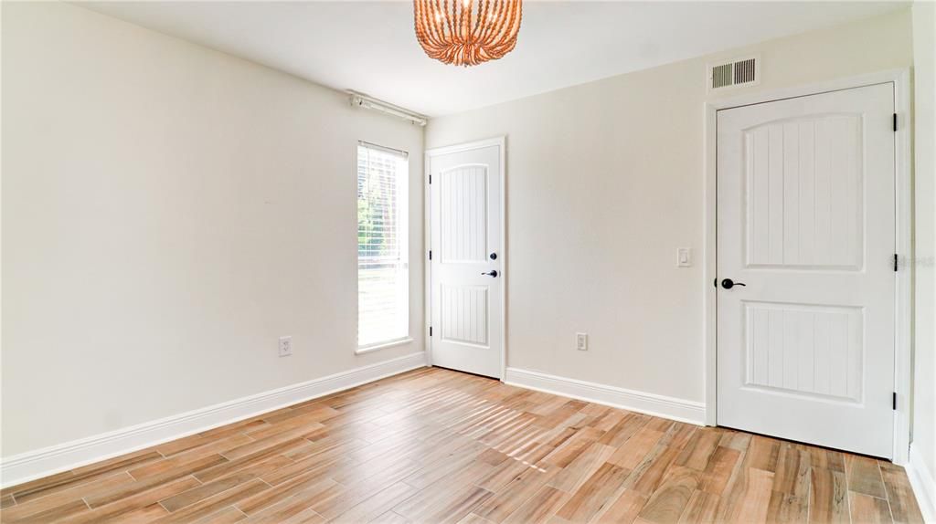 For Rent: $1,400 (2 beds, 1 baths, 1051 Square Feet)