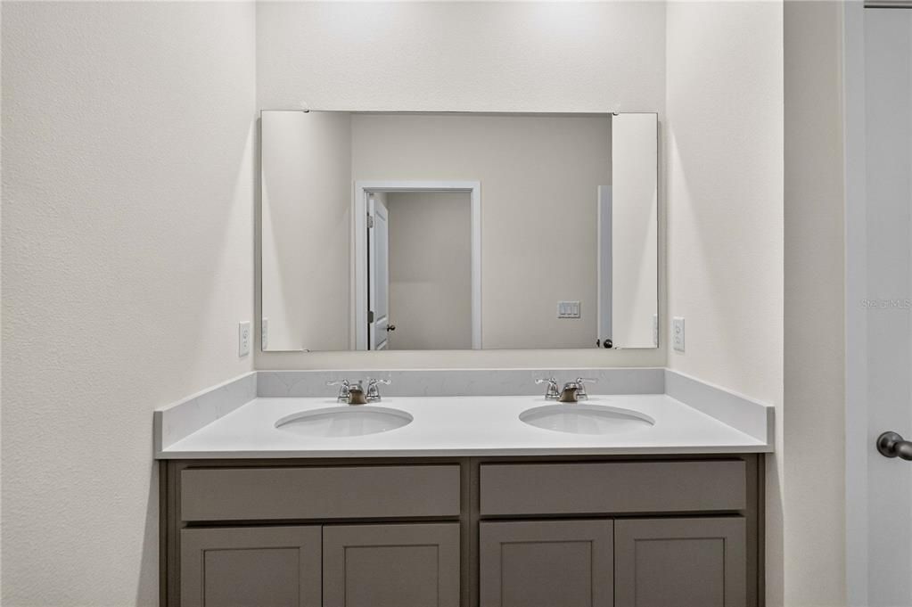 For Rent: $3,290 (5 beds, 3 baths, 2601 Square Feet)