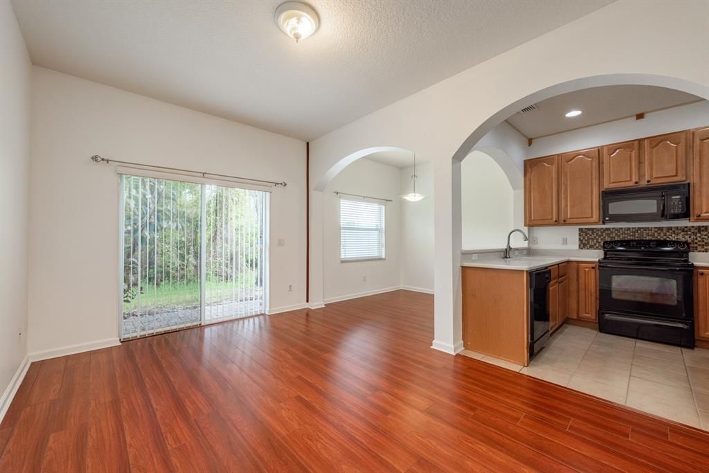 For Rent: $2,099 (3 beds, 2 baths, 1470 Square Feet)
