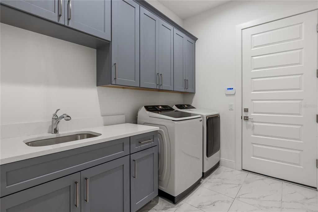 Activo con contrato: $1,395,000 (4 camas, 3 baños, 3177 Pies cuadrados)