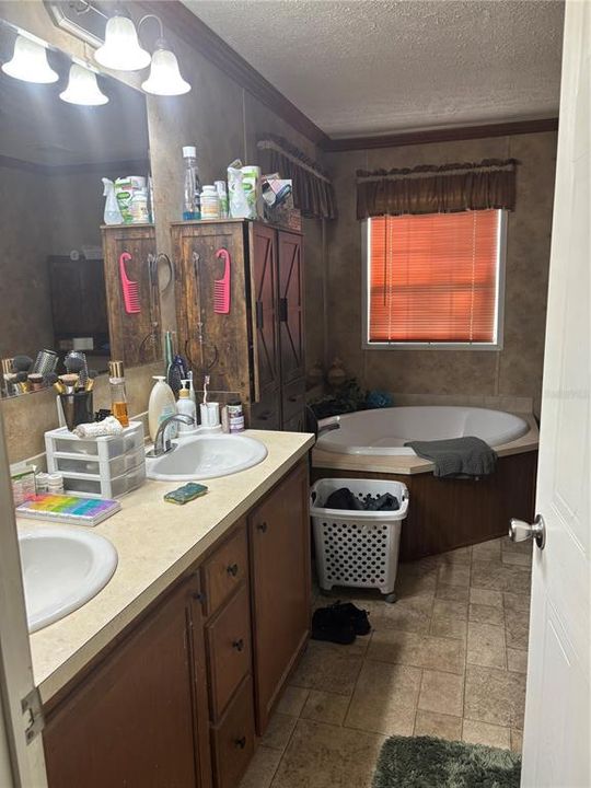 For Sale: $249,000 (3 beds, 2 baths, 1404 Square Feet)