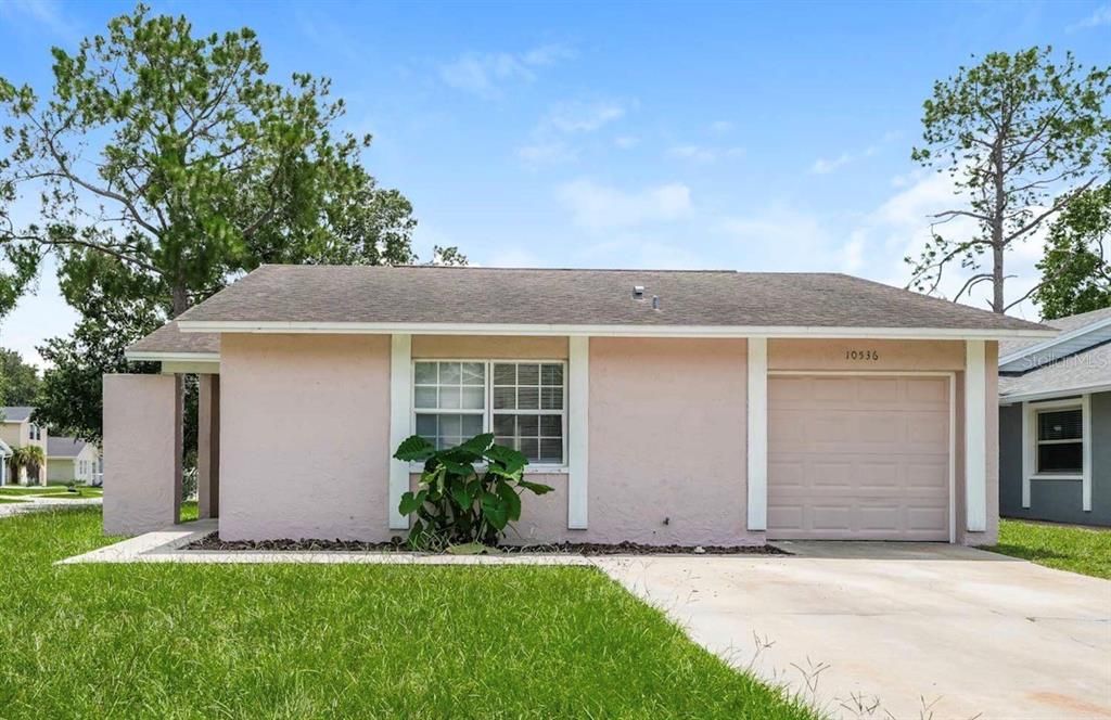 For Rent: $2,000 (3 beds, 2 baths, 1218 Square Feet)