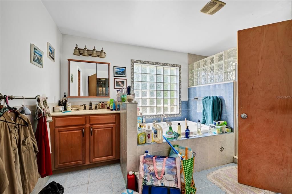 En Venta: $545,000 (3 camas, 2 baños, 2739 Pies cuadrados)