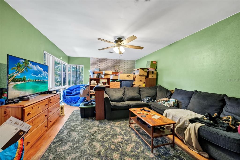 En Venta: $545,000 (3 camas, 2 baños, 2739 Pies cuadrados)