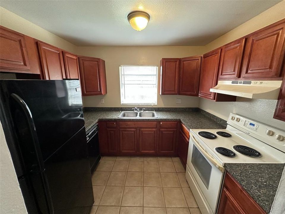 For Rent: $1,595 (3 beds, 2 baths, 850 Square Feet)
