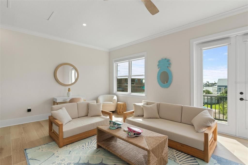 For Rent: $4,900 (3 beds, 2 baths, 1990 Square Feet)