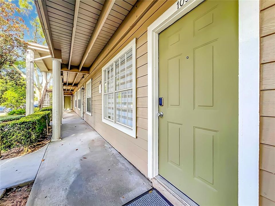 For Sale: $280,000 (2 beds, 2 baths, 975 Square Feet)