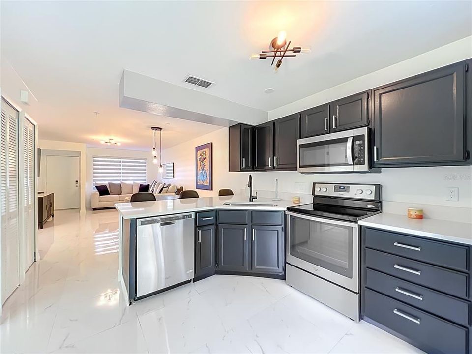 For Sale: $280,000 (2 beds, 2 baths, 975 Square Feet)
