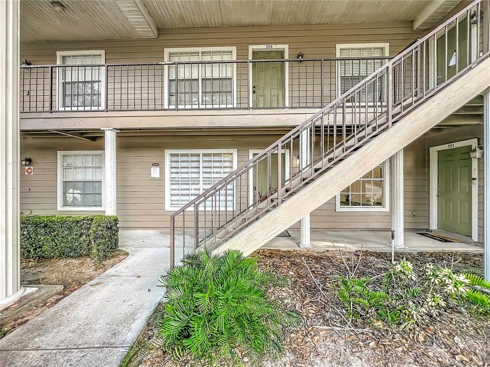For Sale: $280,000 (2 beds, 2 baths, 975 Square Feet)