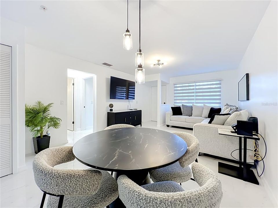 For Sale: $280,000 (2 beds, 2 baths, 975 Square Feet)
