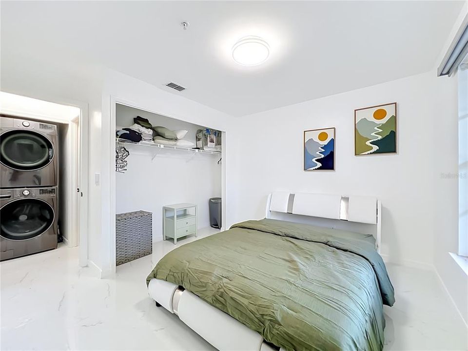 For Sale: $280,000 (2 beds, 2 baths, 975 Square Feet)