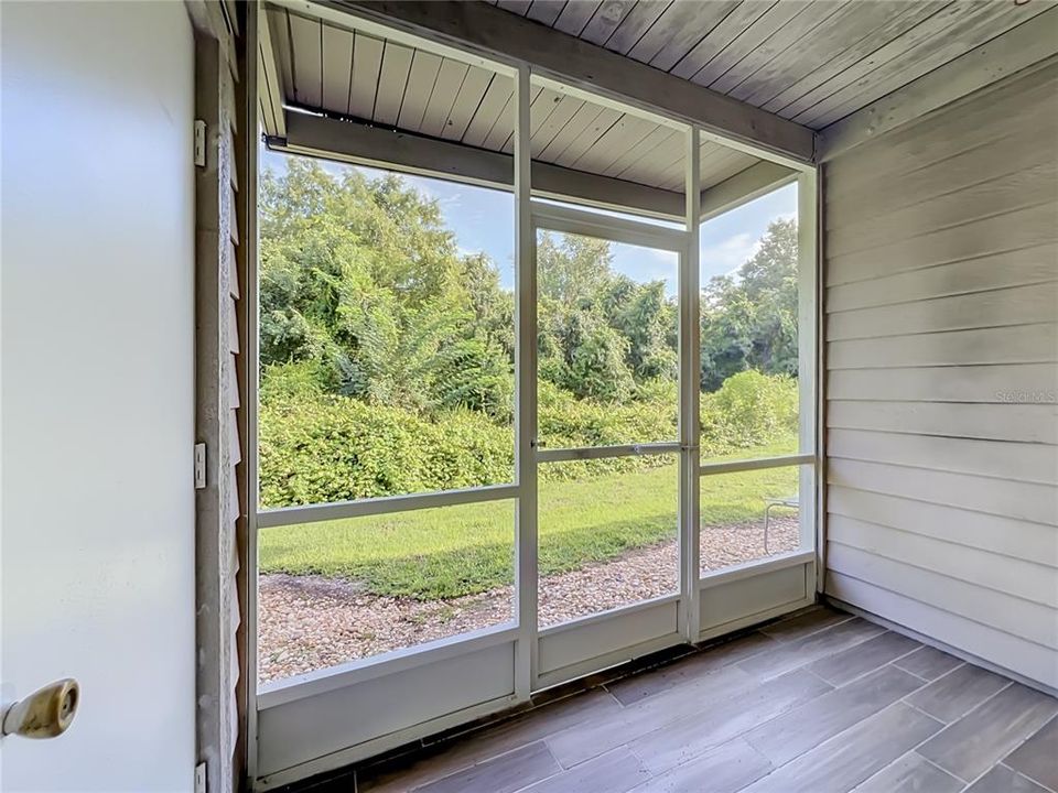 For Sale: $280,000 (2 beds, 2 baths, 975 Square Feet)