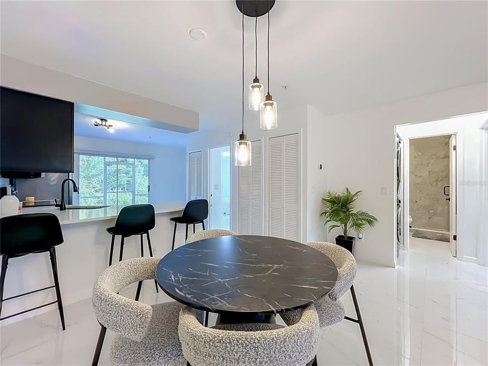 For Sale: $280,000 (2 beds, 2 baths, 975 Square Feet)