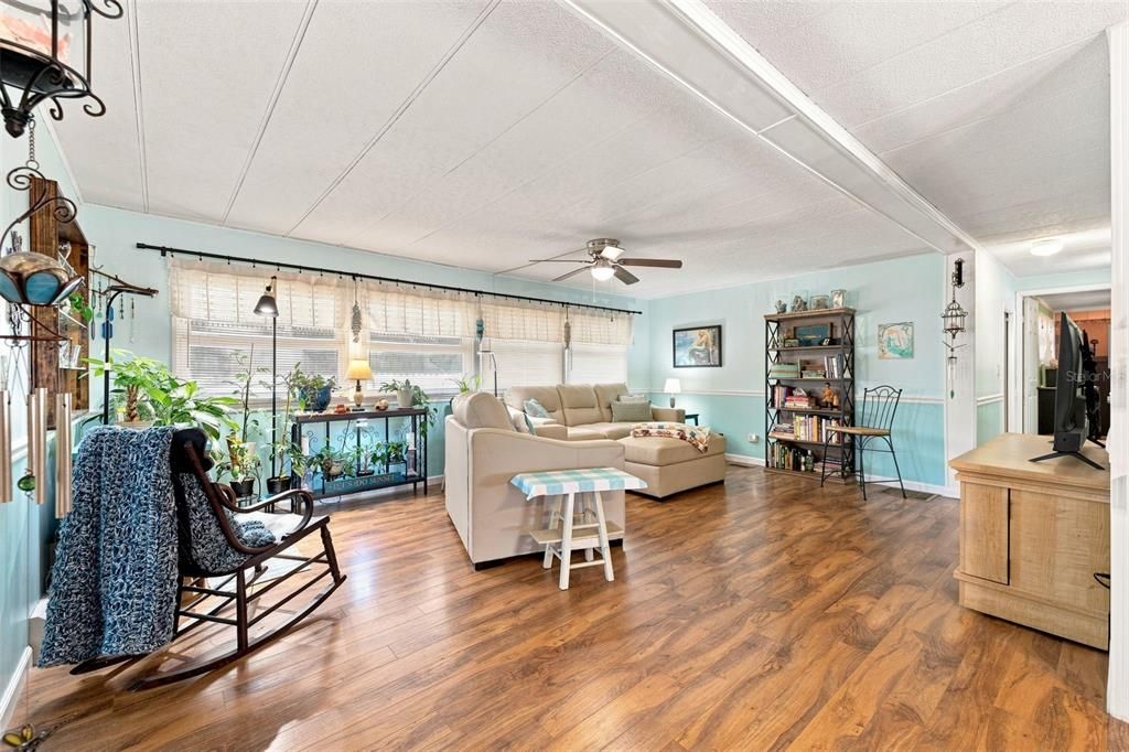 For Sale: $119,999 (2 beds, 2 baths, 1140 Square Feet)