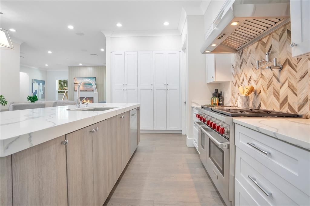 For Sale: $3,265,000 (5 beds, 5 baths, 4924 Square Feet)