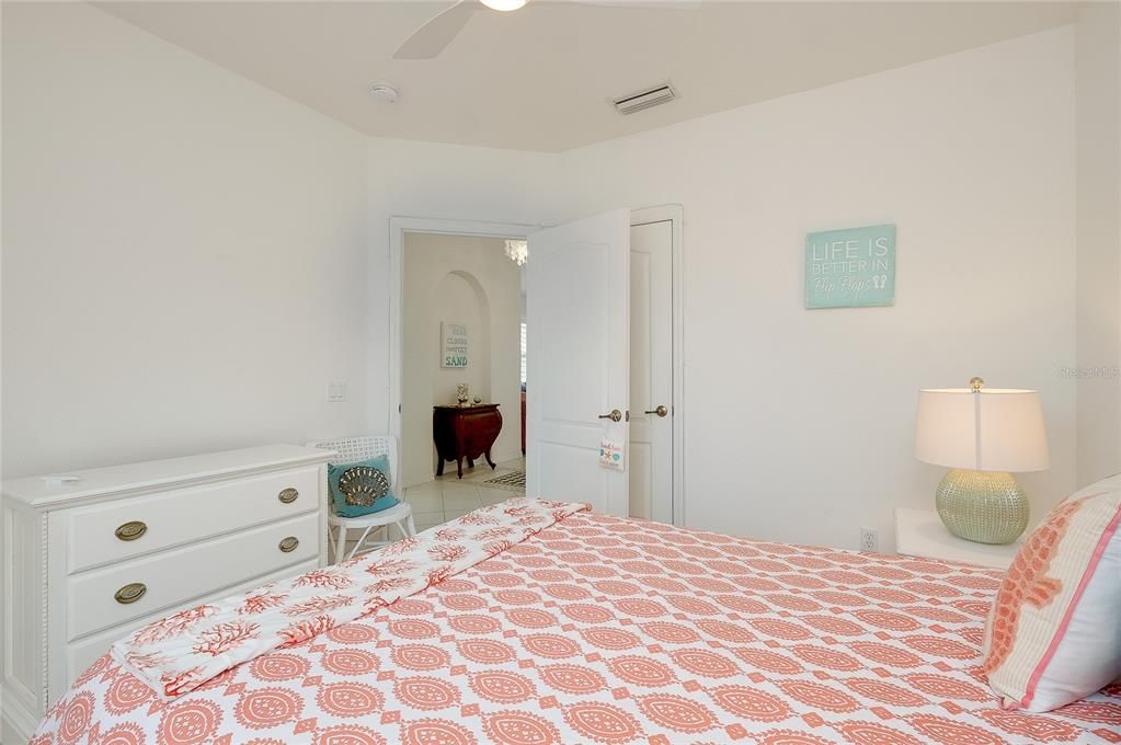 En Venta: $299,000 (3 camas, 2 baños, 1383 Pies cuadrados)