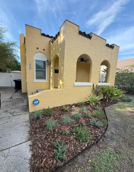 For Rent: $2,650 (2 beds, 1 baths, 1108 Square Feet)