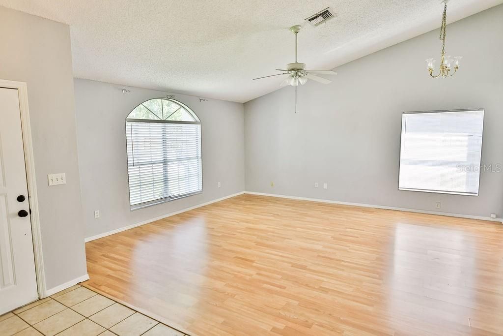 For Sale: $389,500 (3 beds, 2 baths, 1310 Square Feet)