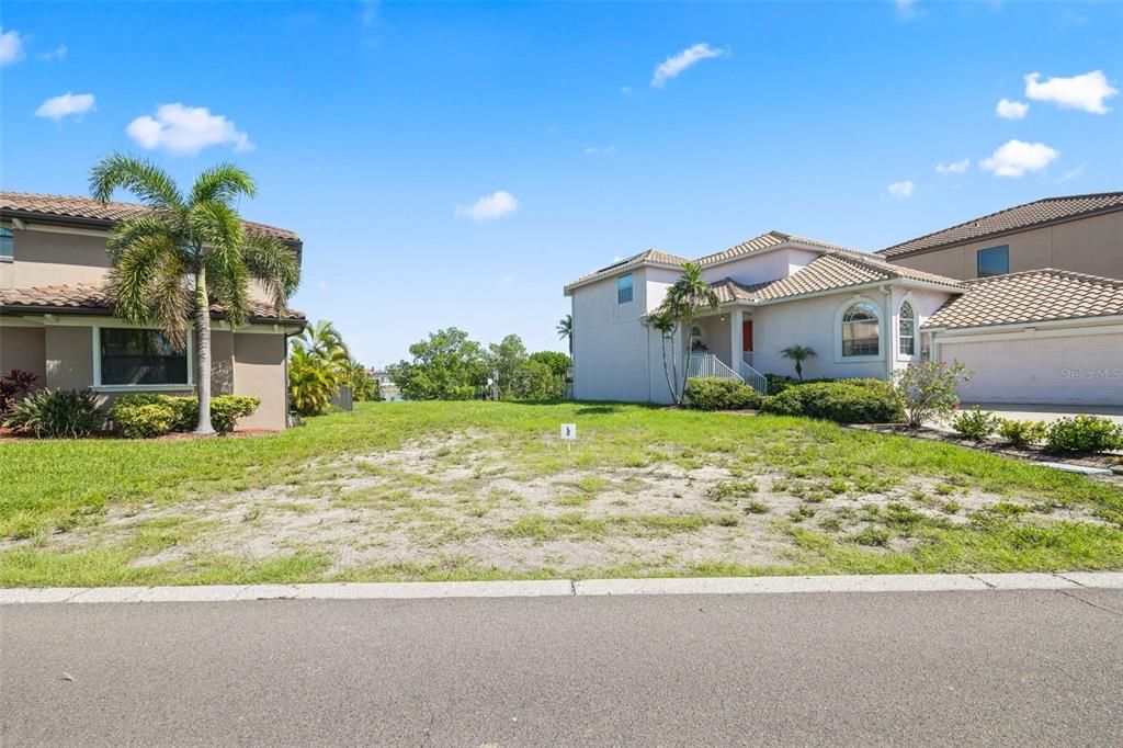 待售: $600,000 (0.15 acres)