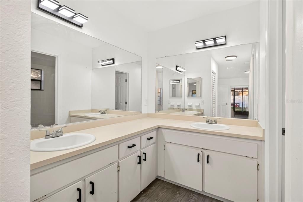 For Sale: $339,900 (4 beds, 2 baths, 1975 Square Feet)