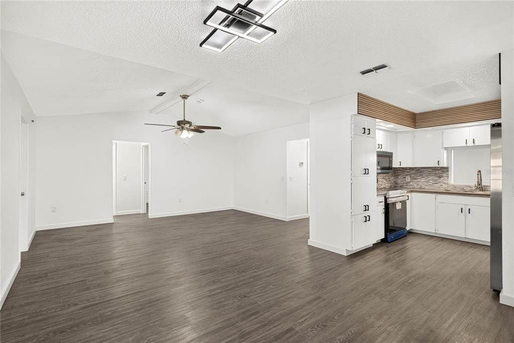 For Sale: $339,900 (4 beds, 2 baths, 1975 Square Feet)
