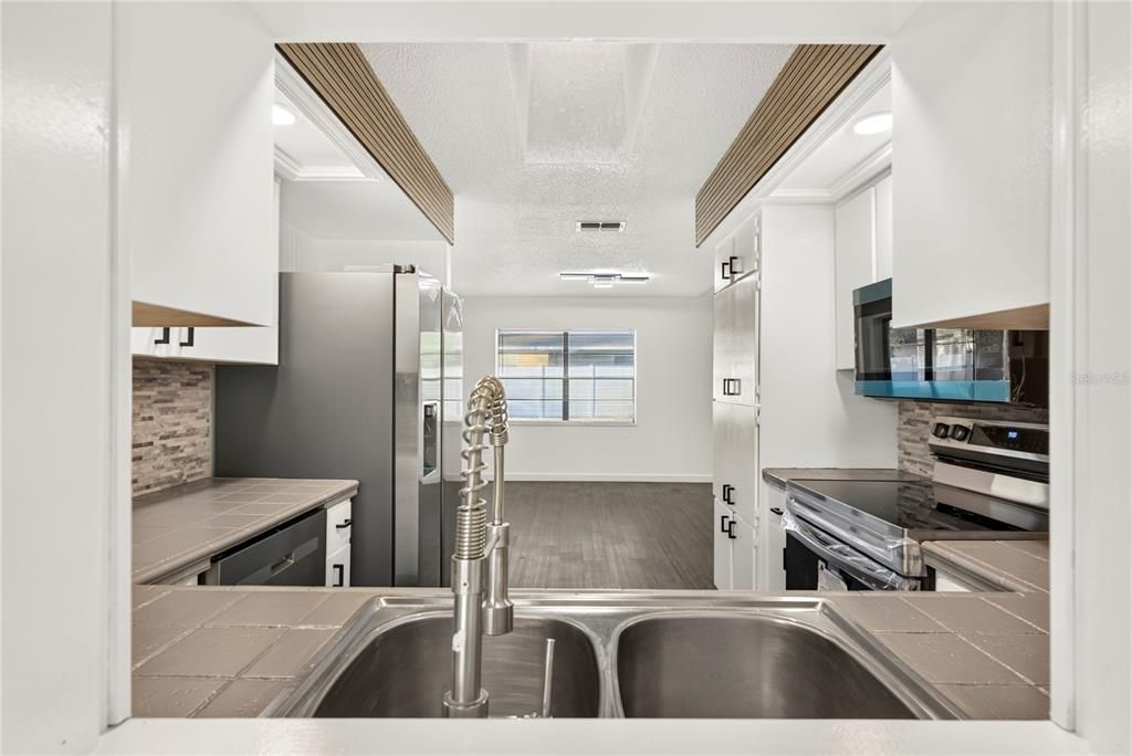 For Sale: $339,900 (4 beds, 2 baths, 1975 Square Feet)