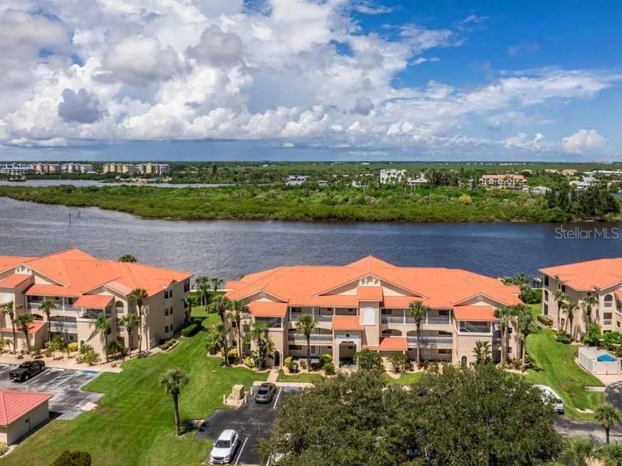 Recently Sold: $585,000 (2 beds, 2 baths, 1068 Square Feet)