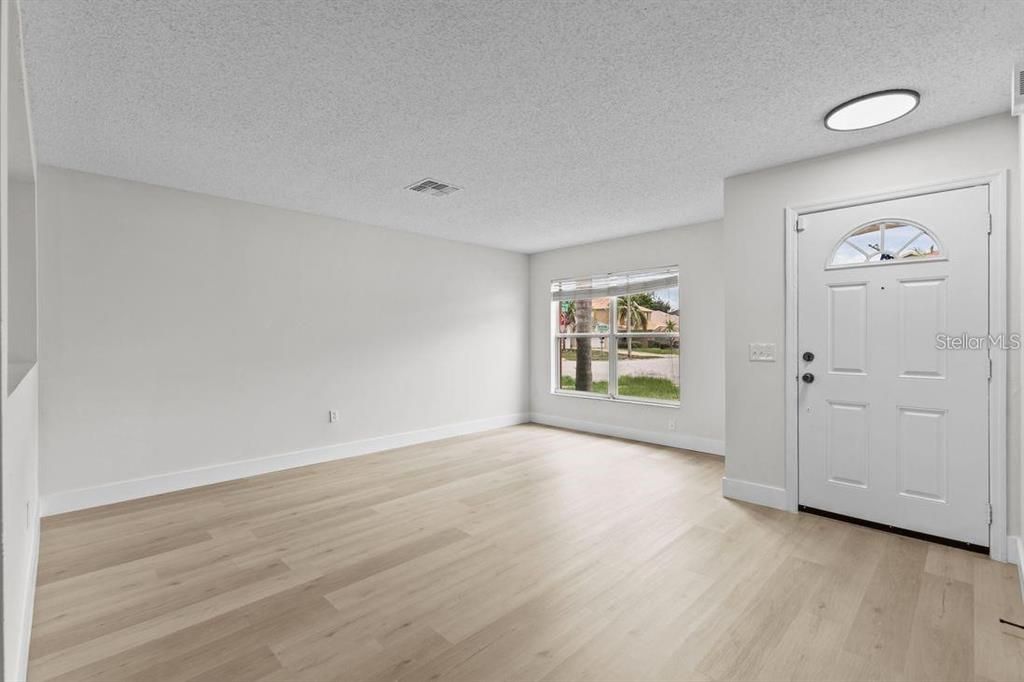 En Renta: $2,500 (4 camas, 2 baños, 2411 Pies cuadrados)